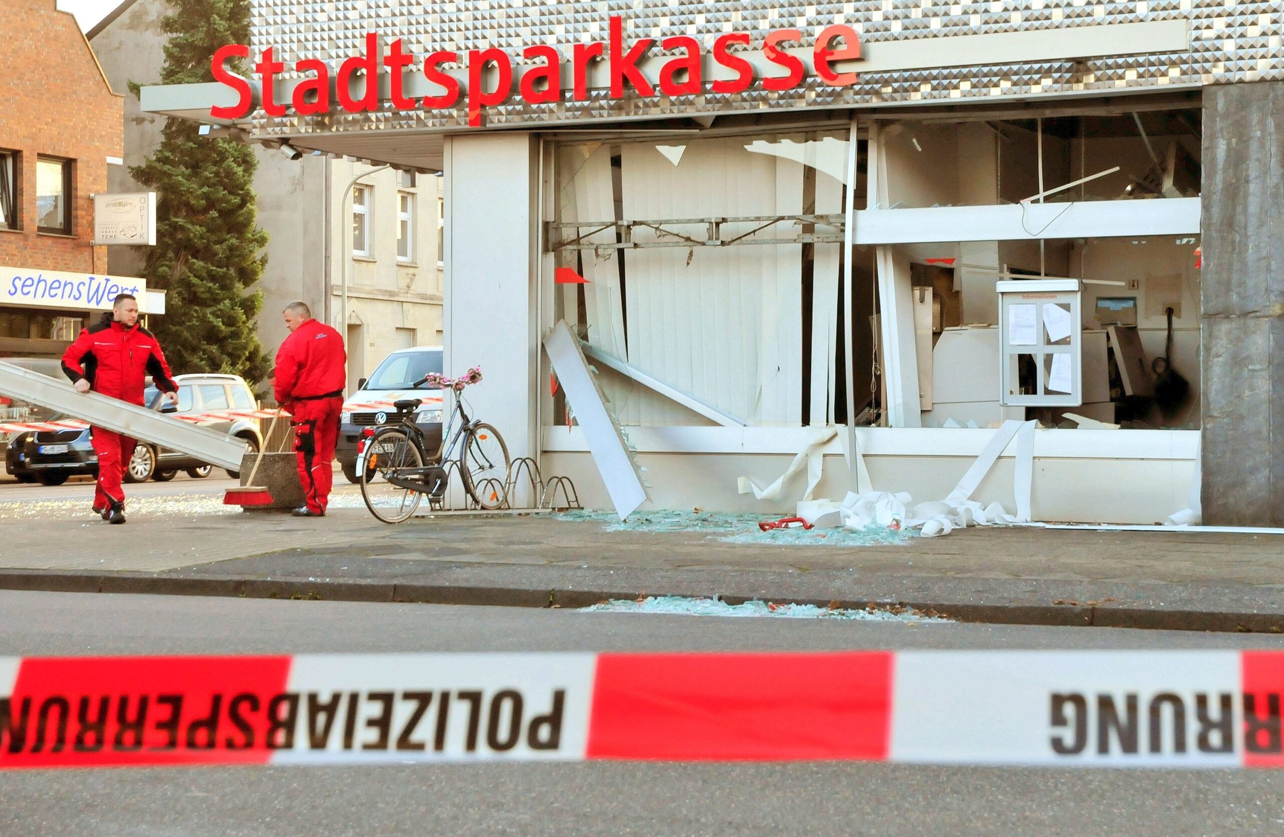 In Mönchengladbach sprengten die Täter am 12. Oktober einen Geldautomaten im Vorraum einer Sparkasse.