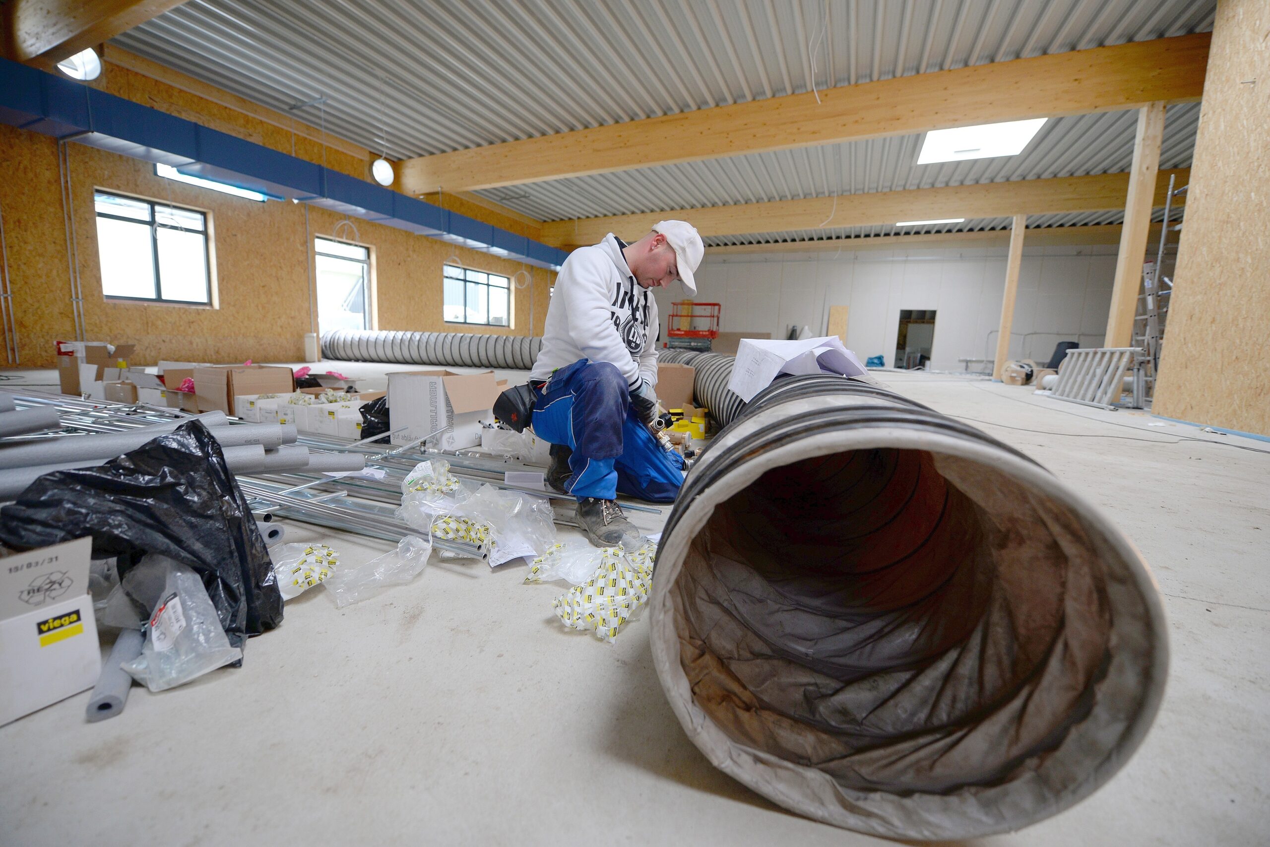 Bis am 4. Januar das Großasyl mit 800 Plätzen auf dem Kutel-Gelände in Essen-Fischlaken eröffnet wird, soll die Balance zwischen Sicherheitsbedürfnis und Wohlfühlen gefunden sein. Eine Delegation der Grünen machte sich im November 2015 ein Bild von der „Einrichtung neuen Typs“, die im Auftrag des Landes gebaut wird und neue Maßstäbe setzen soll.