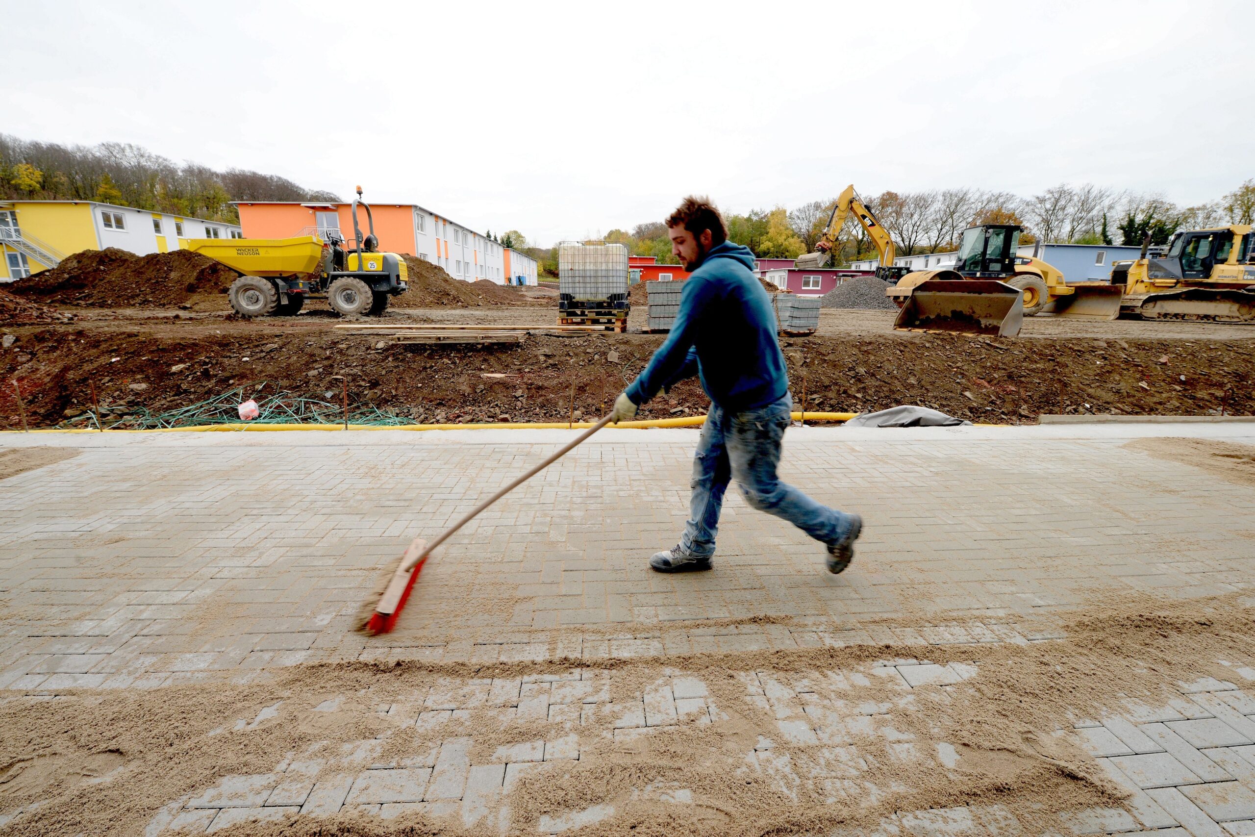 Bis am 4. Januar das Großasyl mit 800 Plätzen auf dem Kutel-Gelände in Essen-Fischlaken eröffnet wird, soll die Balance zwischen Sicherheitsbedürfnis und Wohlfühlen gefunden sein. Eine Delegation der Grünen machte sich im November 2015 ein Bild von der „Einrichtung neuen Typs“, die im Auftrag des Landes gebaut wird und neue Maßstäbe setzen soll.