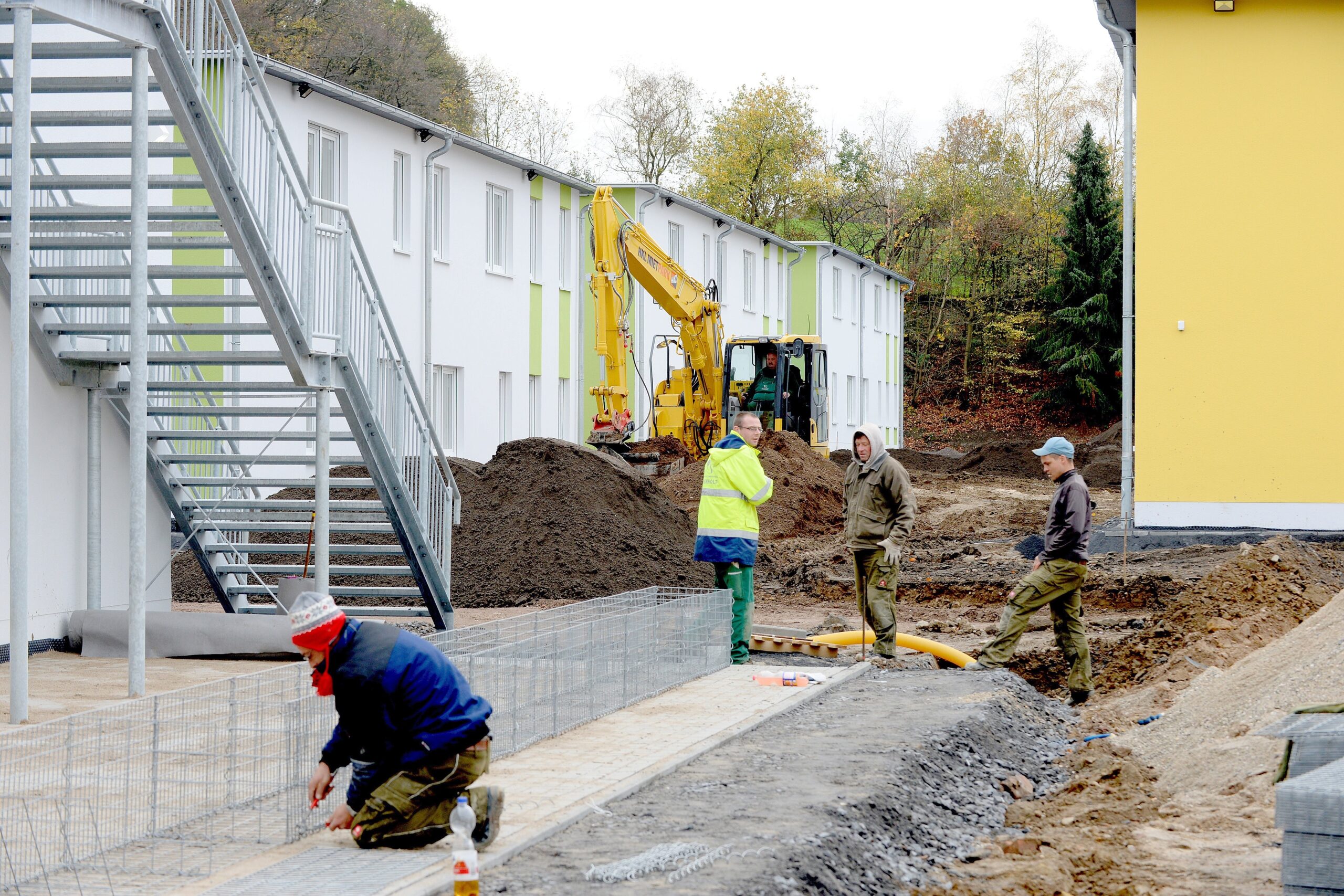 Bis am 4. Januar das Großasyl mit 800 Plätzen auf dem Kutel-Gelände in Essen-Fischlaken eröffnet wird, soll die Balance zwischen Sicherheitsbedürfnis und Wohlfühlen gefunden sein. Eine Delegation der Grünen machte sich im November 2015 ein Bild von der „Einrichtung neuen Typs“, die im Auftrag des Landes gebaut wird und neue Maßstäbe setzen soll.