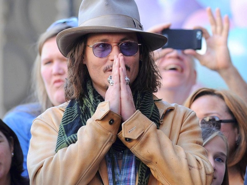 ...Gratulant Johnny Depp ist bei der Zeremonie auf dem Hollywood Boulevard im kalifornischen Los Angeles ganz verzückt. Und überhaupt: Wenn man für seine Leistung geehrt wird - und nebenher auch noch ein bisschen Werbung für den aktuellen Film machen kann, ist...