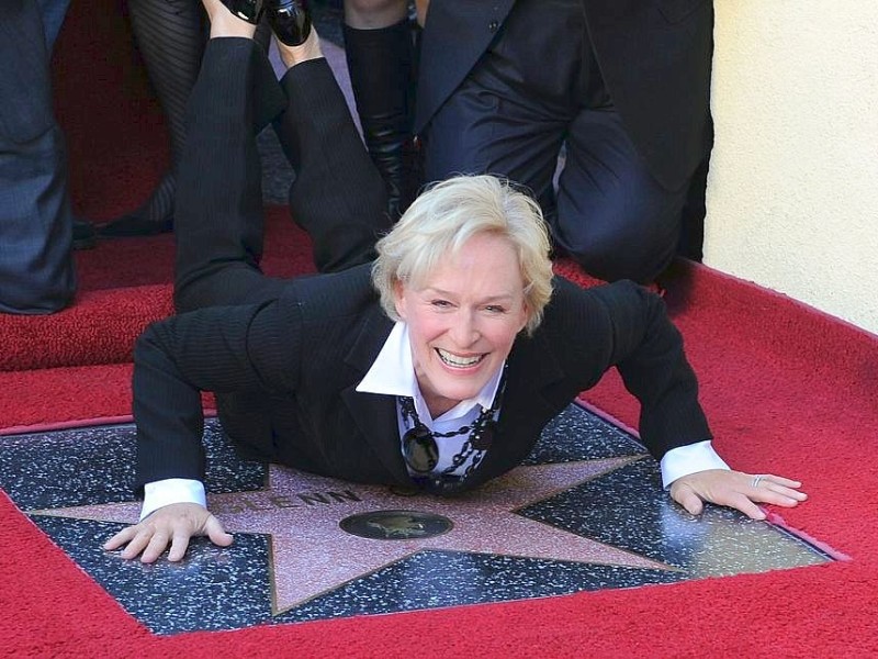 ...Glenn Close begriffen - und macht sich einen Spaß draus. OhmeinGottohmeinGottohmein...