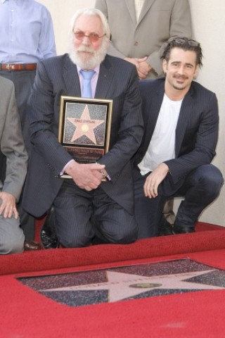 ...Schauspieler Donald Sutherland (l.) seinen Stern bekam, gratulierte Kollege Colin Farrell, Sutherland selbst...
