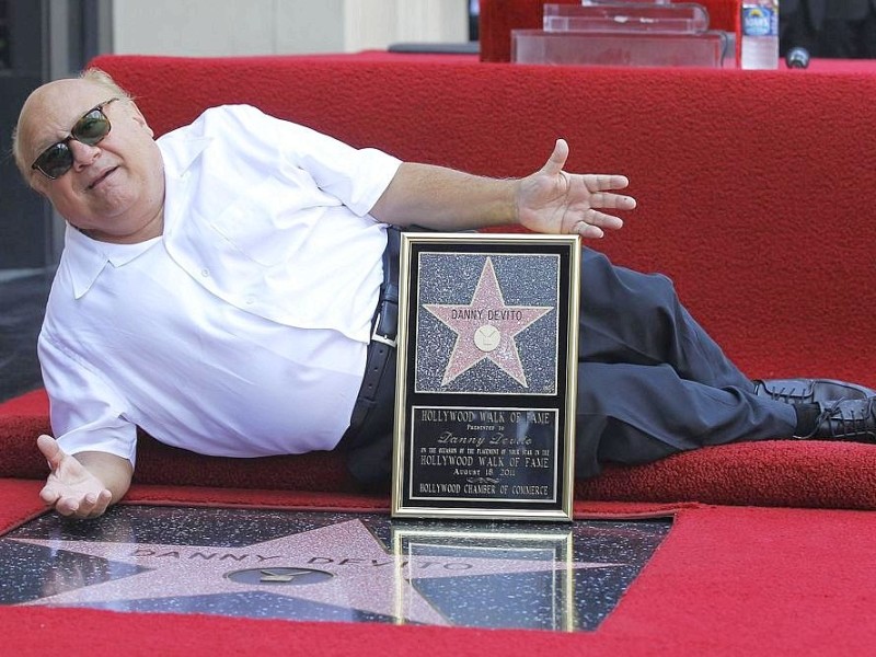 Danny DeVito macht's sich gemütlich: Der kleine Schauspieler mit dem großen Witz feierte seine Ehrung auf dem Walk of Fame mit...