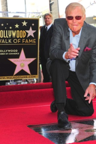 ... Adam West, der den Batman in der original TV-Serie gespielt hat, einen der begehrten Sterne auf dem Hollywood Boulevard erhielt.