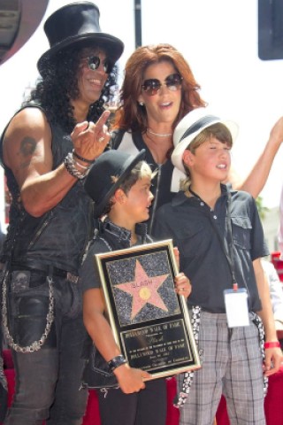 Rockige Pose: Der legendäre Guns N Roses-Gitarrist Slash ist mit einem Stern auf dem Walk of Fame in Hollywood geehrt worden. Der 46-Jährige, der mit richtigem Namen Saul Hudson heißt, posierte für die Fotografen mit seiner Frau Perla Ferrar und den beiden Söhnen. Slash war...