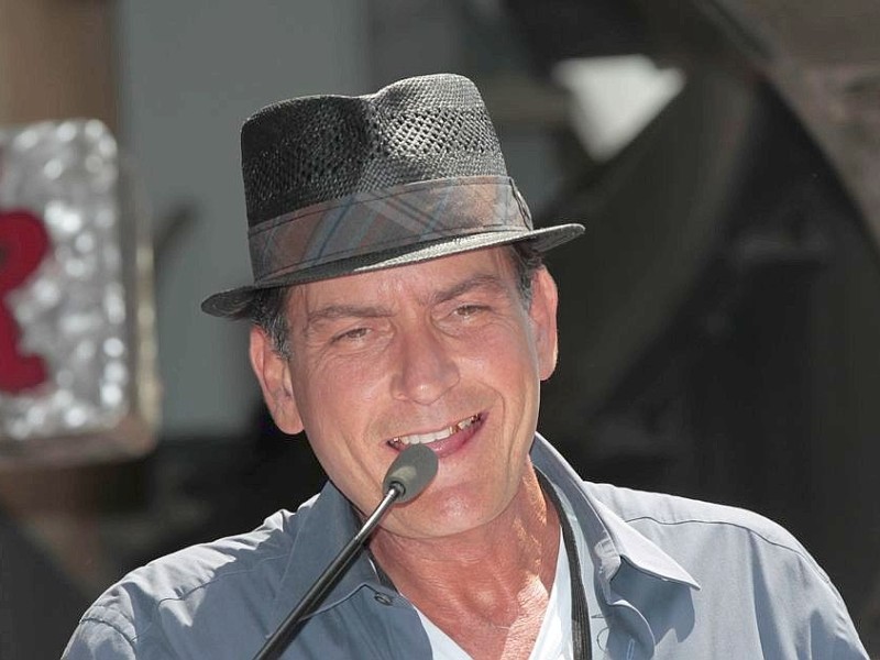 ...Laudatio auf den Musiker hielt Skandal-Schauspieler Charlie Sheen. Er berichtete, dass er bei seiner ersten Begegnung mit Slash vor Aufregung Smash zu ihm gesagt habe. Sheen lobte das echte künstlerische Talent des Musikers. Sehr viel eleganter kam...