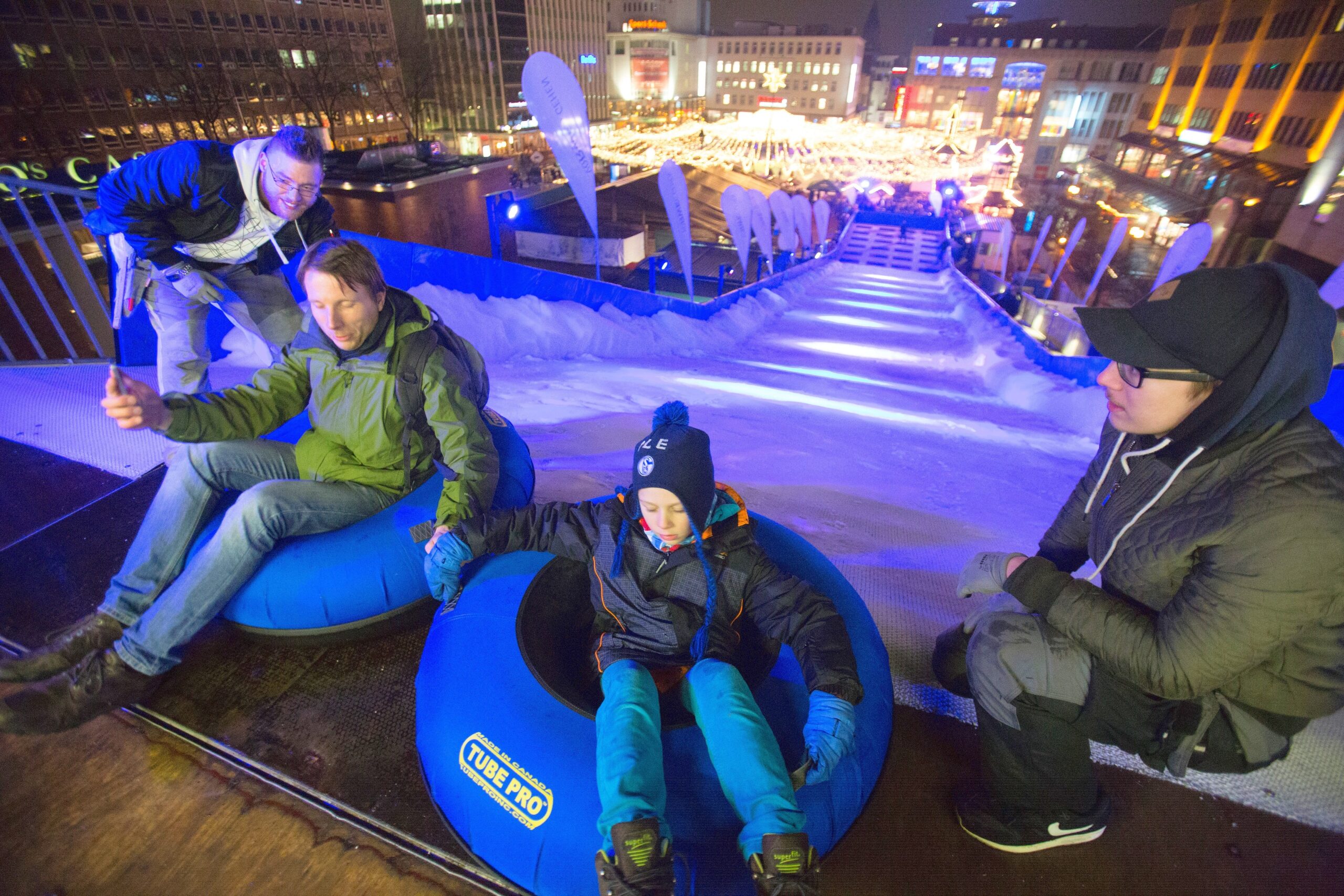 Eröffnungsfeier zu Essen on Ice , ice rink , Eröffnung der Eisbahn und der Schneerutsche auf dem Kennedyplatz in Essen , Foto:  Stefan Arend / Funke Foto Services