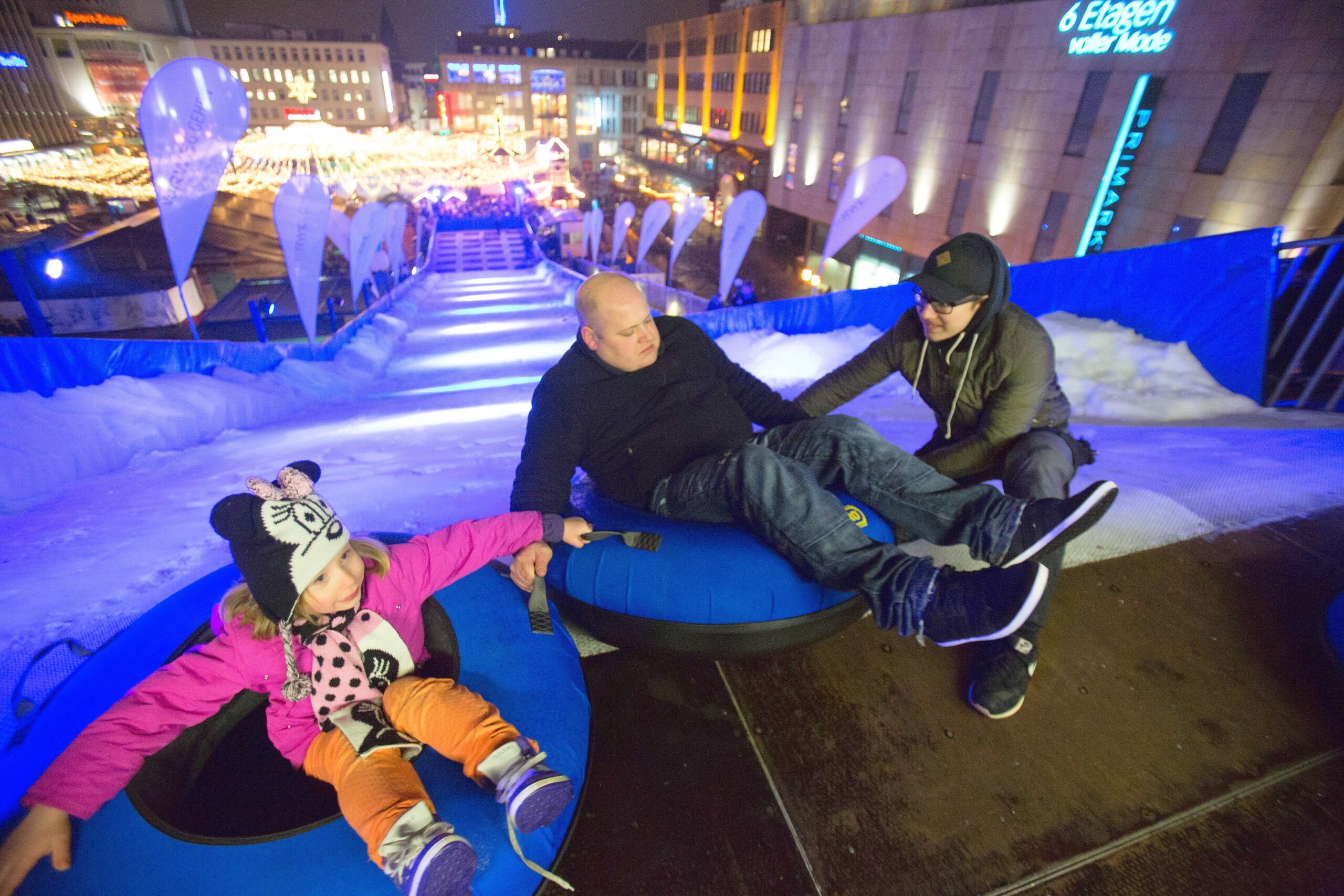 Eröffnungsfeier zu Essen on Ice , ice rink , Eröffnung der Eisbahn und der Schneerutsche auf dem Kennedyplatz in Essen , Foto:  Stefan Arend / Funke Foto Services