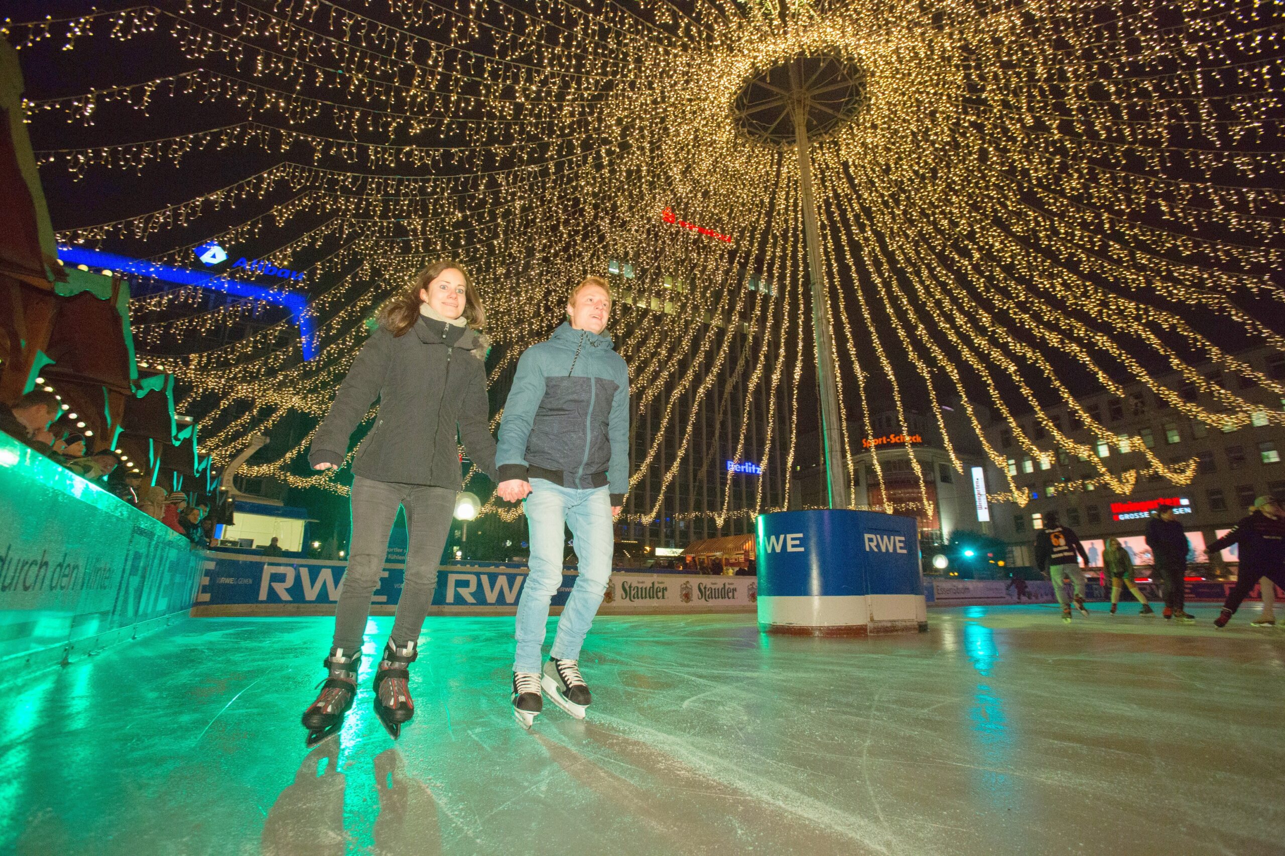Eröffnungsfeier zu Essen on Ice , ice rink , Eröffnung der Eisbahn und der Schneerutsche auf dem Kennedyplatz in Essen , Foto:  Stefan Arend / Funke Foto Services