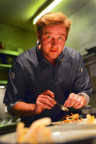 Das Auge isst mit: Küchenchef Sven Noethel aus Mülheim kocht im Restaurant 'Am Kamin' in Mülheim ein mehrgängiges Menü.