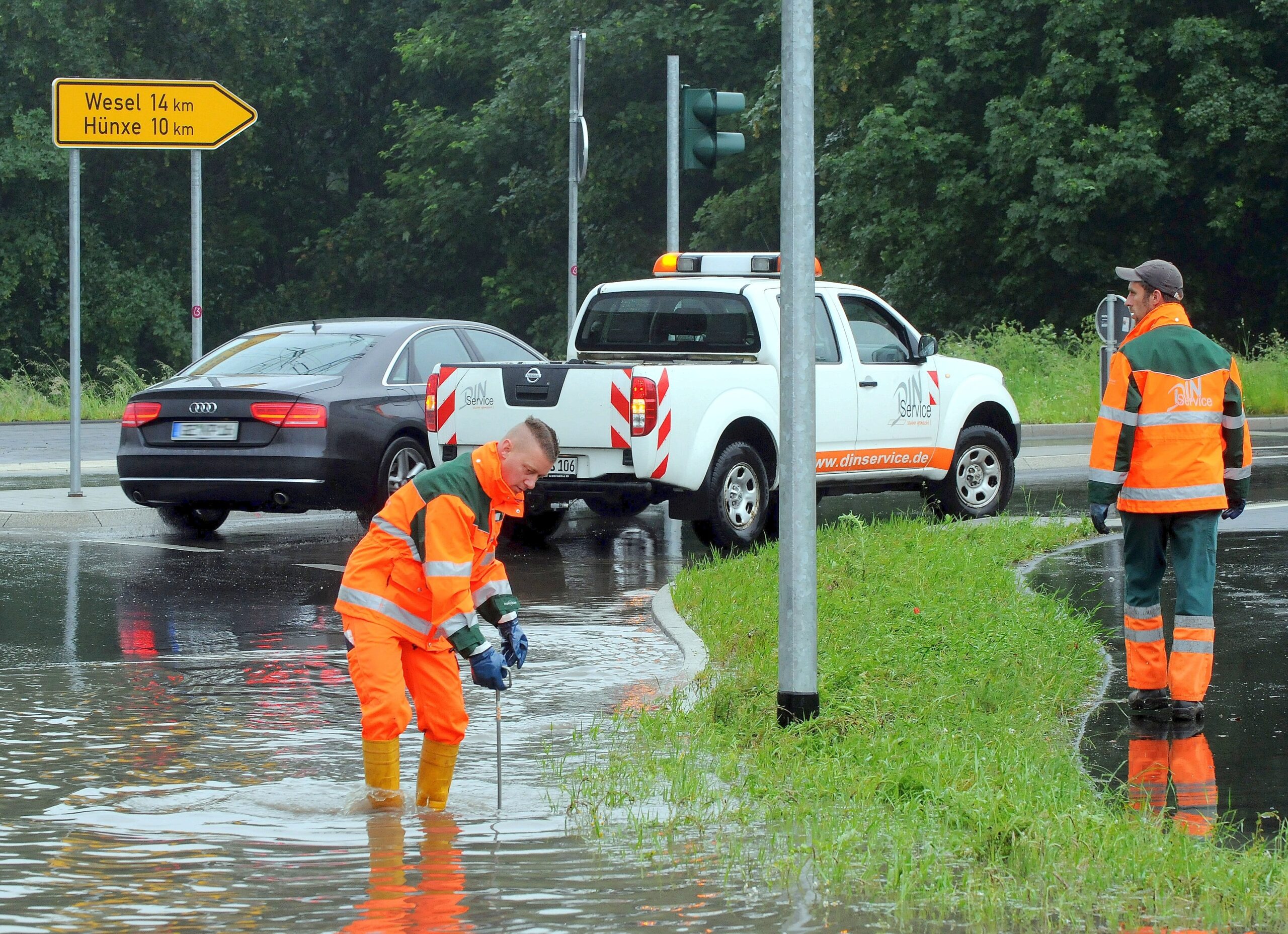 Der Din-Sevice bemuht sich, die Gullis wieder frei zu bekommen. Hier am Kreisverkehr Hünxer Straße an der Feuerwache. Zu allem Überfluss war die Feuerwehr auch selbst betroffen: Das Foyer der erst wenige Jahre alten Hauptwache in Lohberg stand unter Wasser.