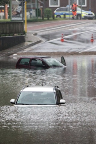 Auf der Schmachtendorfer Straße im Oberhausener Norden hielt eine Unterführung den Wassermassen nicht stand.