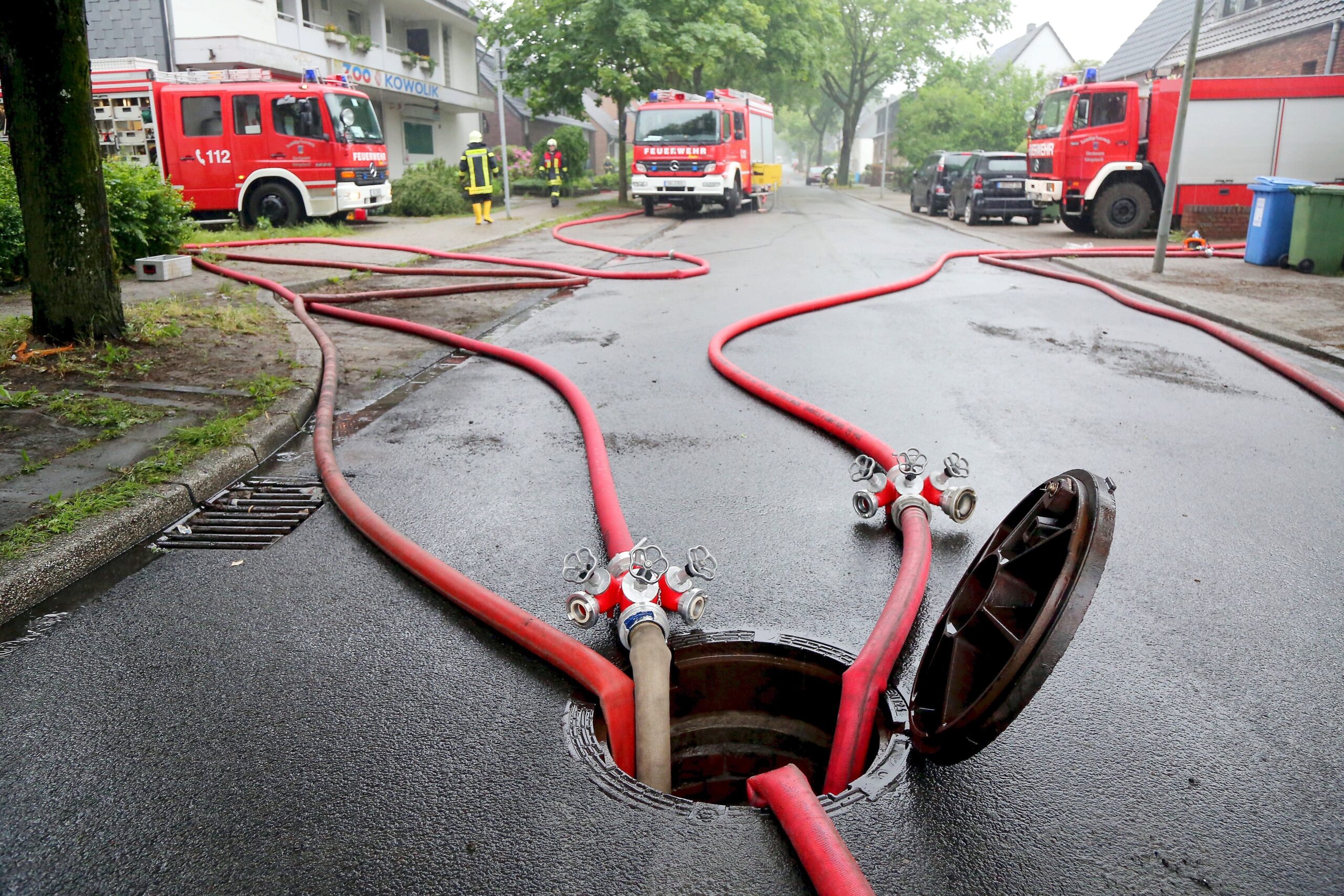 Hier werden gerade mehrere Keller an der Lütticher Straße in Schmachtendorf leergepumpt.