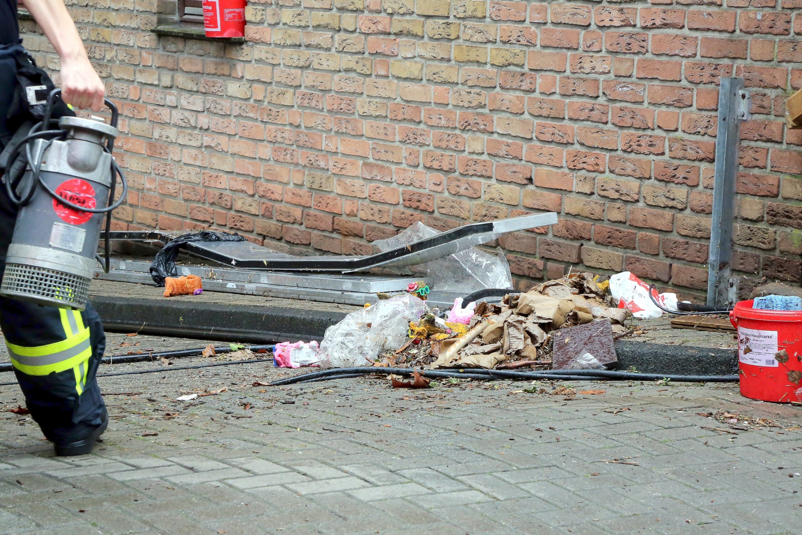 An der Eichelkampstraße in Sterkrade muss eine Tiefgarage leer gepumpt werden.