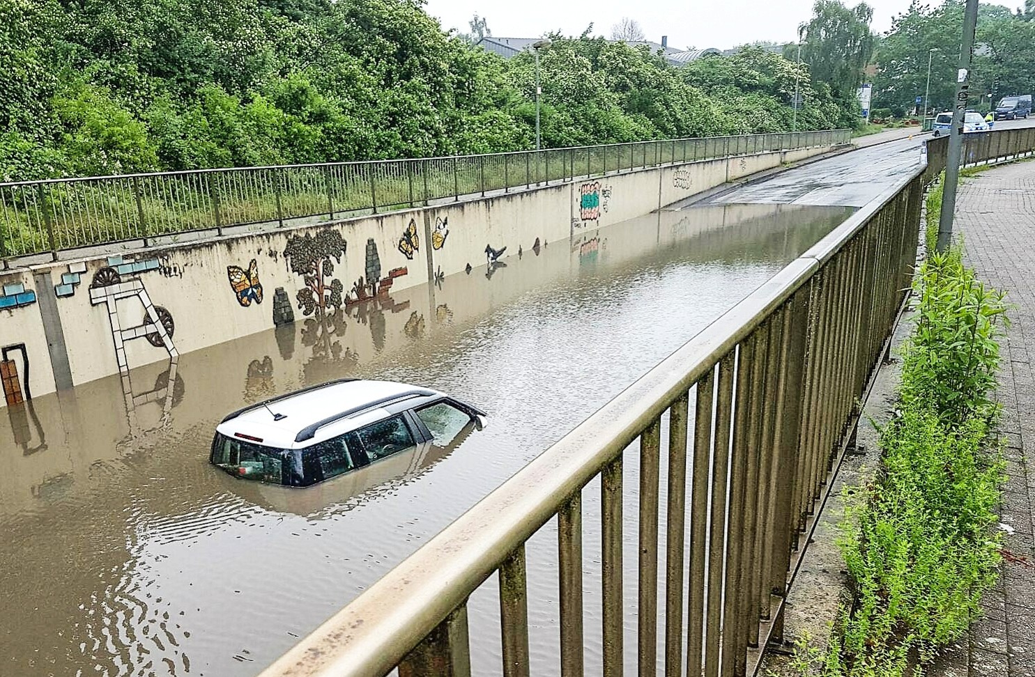 Bis zum Dach unter Wasser stand dieses Auto, das unter der Brücke der Schmachtendorfer Straße in den Fluten des Unwetters stecken blieb. Die Insassen konnten sich rechtzeitig befreien.