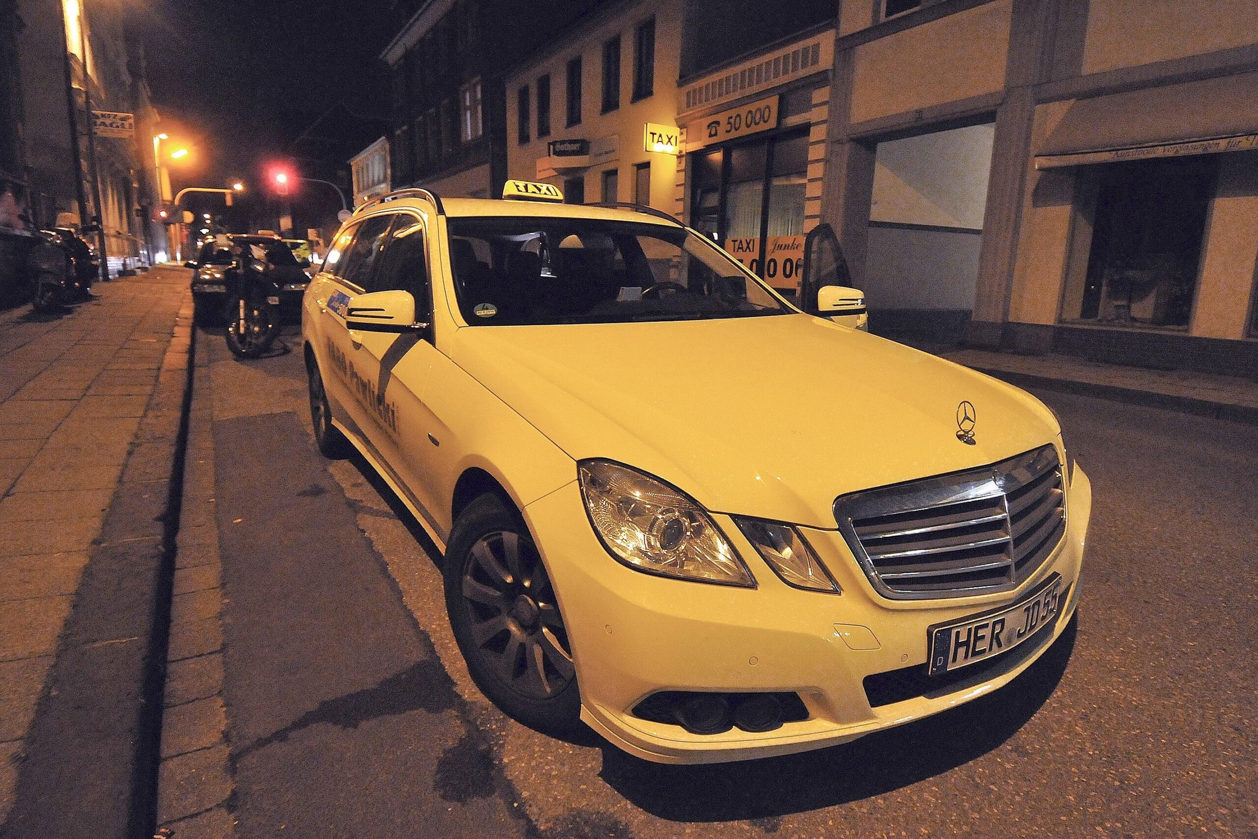 Gelbe Taxi-Schild Auf Dem Auto Am Abend Oder In Der Nacht