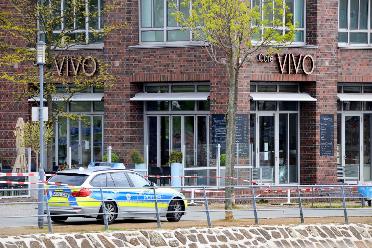 Die Polizei hat am Mittwoch, den 03.05.2017 das Cafe Vivo im Innenhafen in Duisburg weiträumig abgesperrt. Im Cafe soll es ein Tötungsdelikt gegeben haben.
Foto: Stephan Eickershoff / FUNKE Foto Services