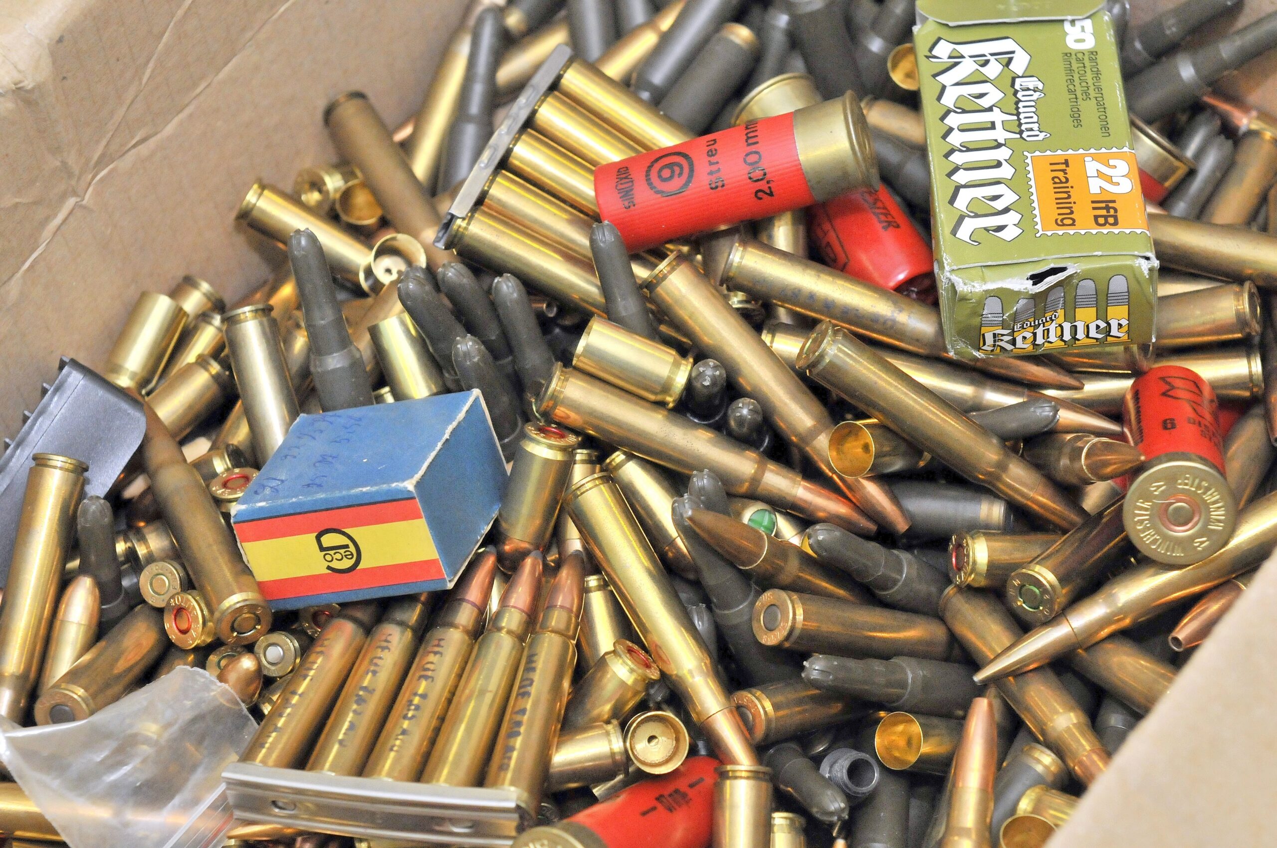 Die Polizei zeigt die die Pistolen und Gewehre, die Ende der vergangenen Woche in einer Wohnung in Bochold sicher gestellt worden sind.