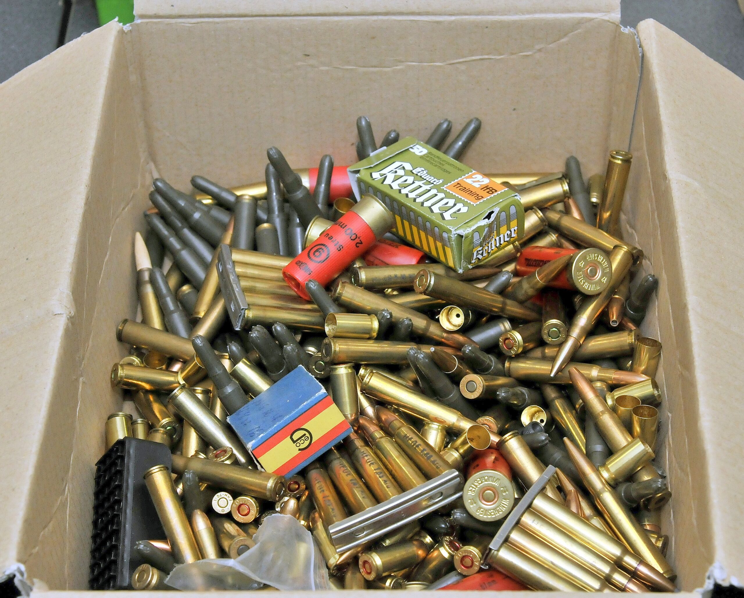 Die Polizei zeigt die die Pistolen und Gewehre, die Ende der vergangenen Woche in einer Wohnung in Bochold sicher gestellt worden sind.