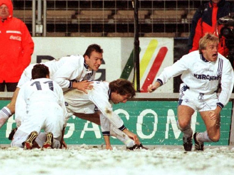 Platz 10: FC Brügge-FC Schalke 04 in der Saison 1996/97. In der Eurofighter-Saison mussten die Königsblauen einmal einen Rückstand drehen. Das Hinspiel verlor S04 mit 1:2, nur Mike Büskens (r.) traf ...