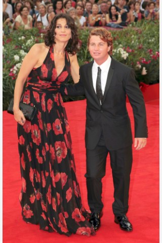 ...geben hingegen diese beiden ab. Schauspieler  Filippo Pucillo und seine Kollegin Donatella Finocchiaro posieren auf dem roten Teppich für die Fotografen. Hübsch lächeln...