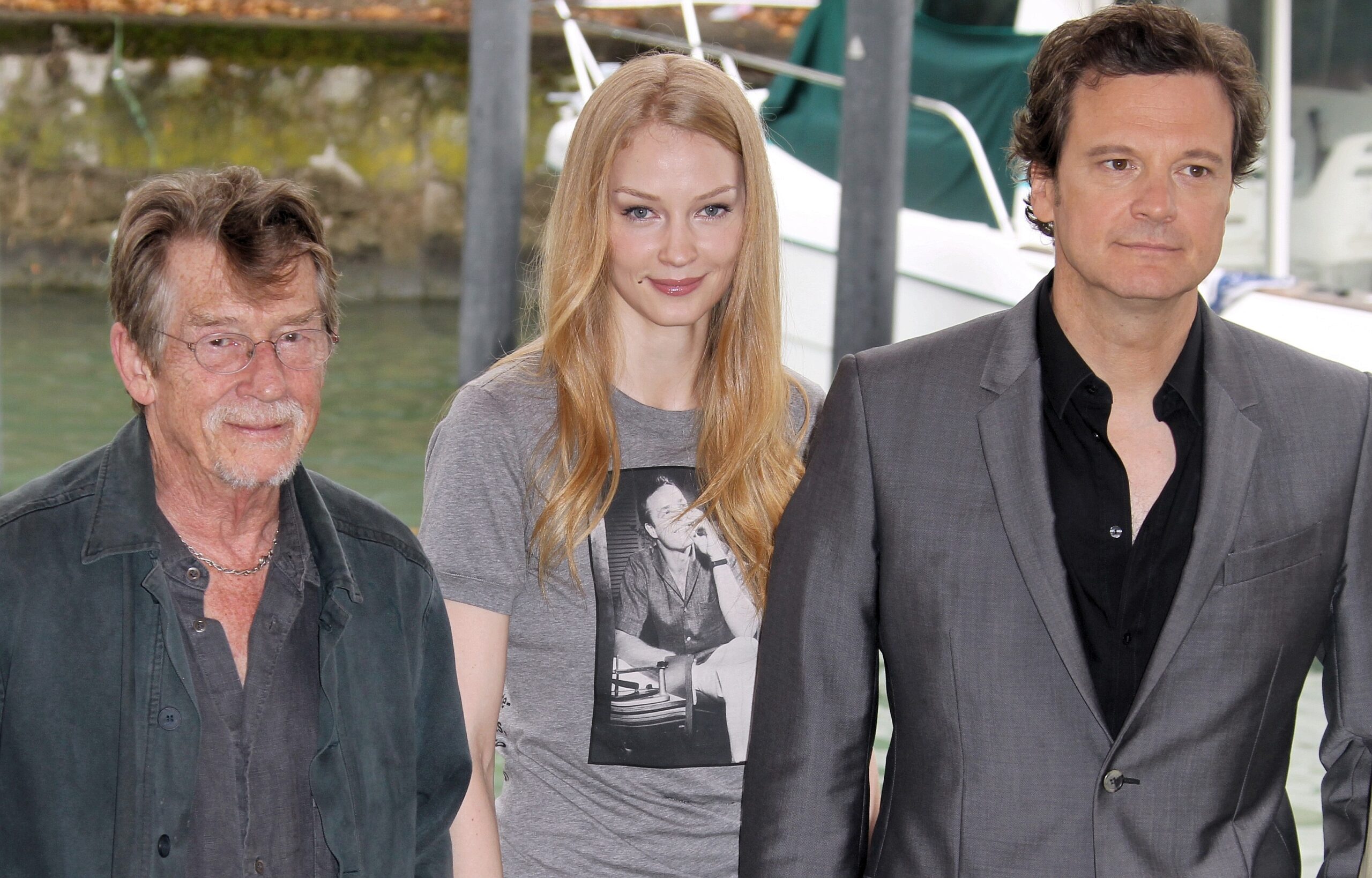 ....sind auch der britische Schauspieler John Hurt, sein Kollege Colin Firth, sowie die russische Schauspielerin Svetlana Khodchenkova. Im schicken Anzug...