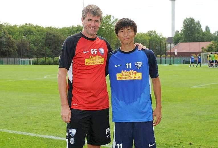 Friedhelm Funkel mit dem Bochumer Neuzugang Takashi Inui.