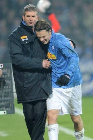 ...0:2. Dennoch verlängerte der VfL Bochum Funkels Vetrag um ein weiteres Jahr - auch für den Fall, dass...