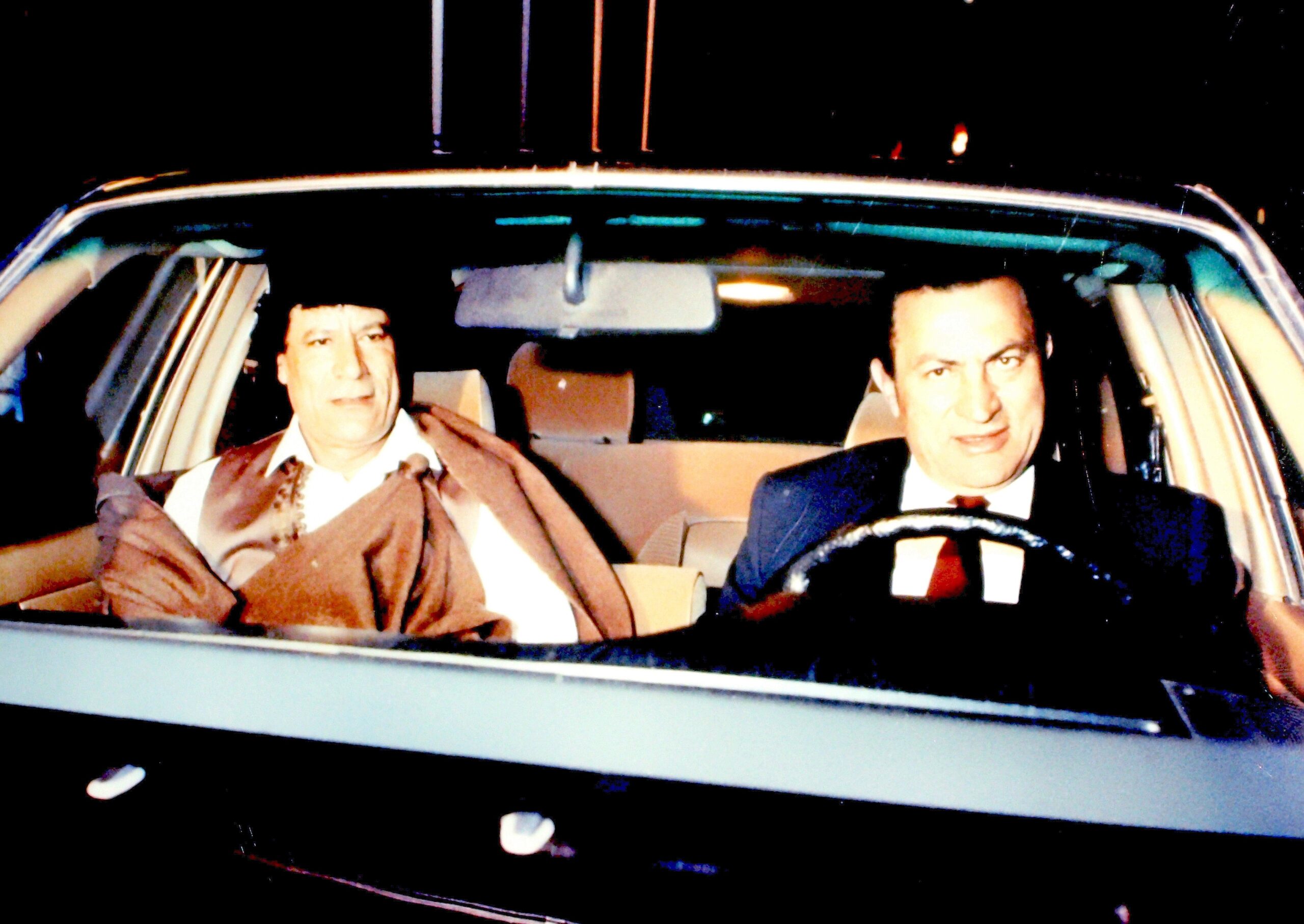 Gaddafi zählte zu den einflussreichsten Politikern in Nordafrika. Hier zu sehen im Jahr 1990 mit dem damaligen ägyptischen Staatsoberhaupt Hosni Mubarak.
