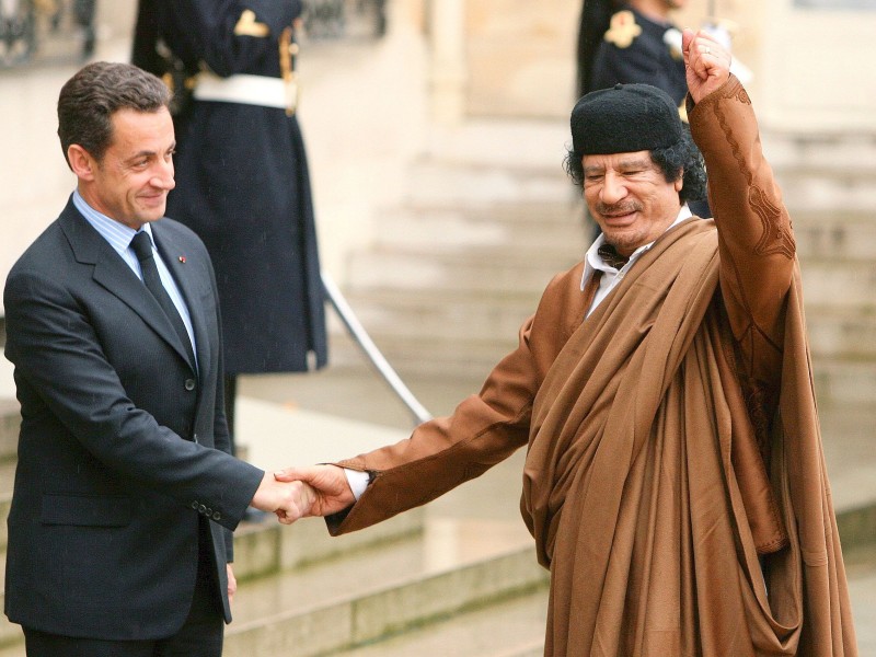 Gaddafi im Jahr 2007 mit Frankreichs Staatspräsident Nicolas Sarkozy.