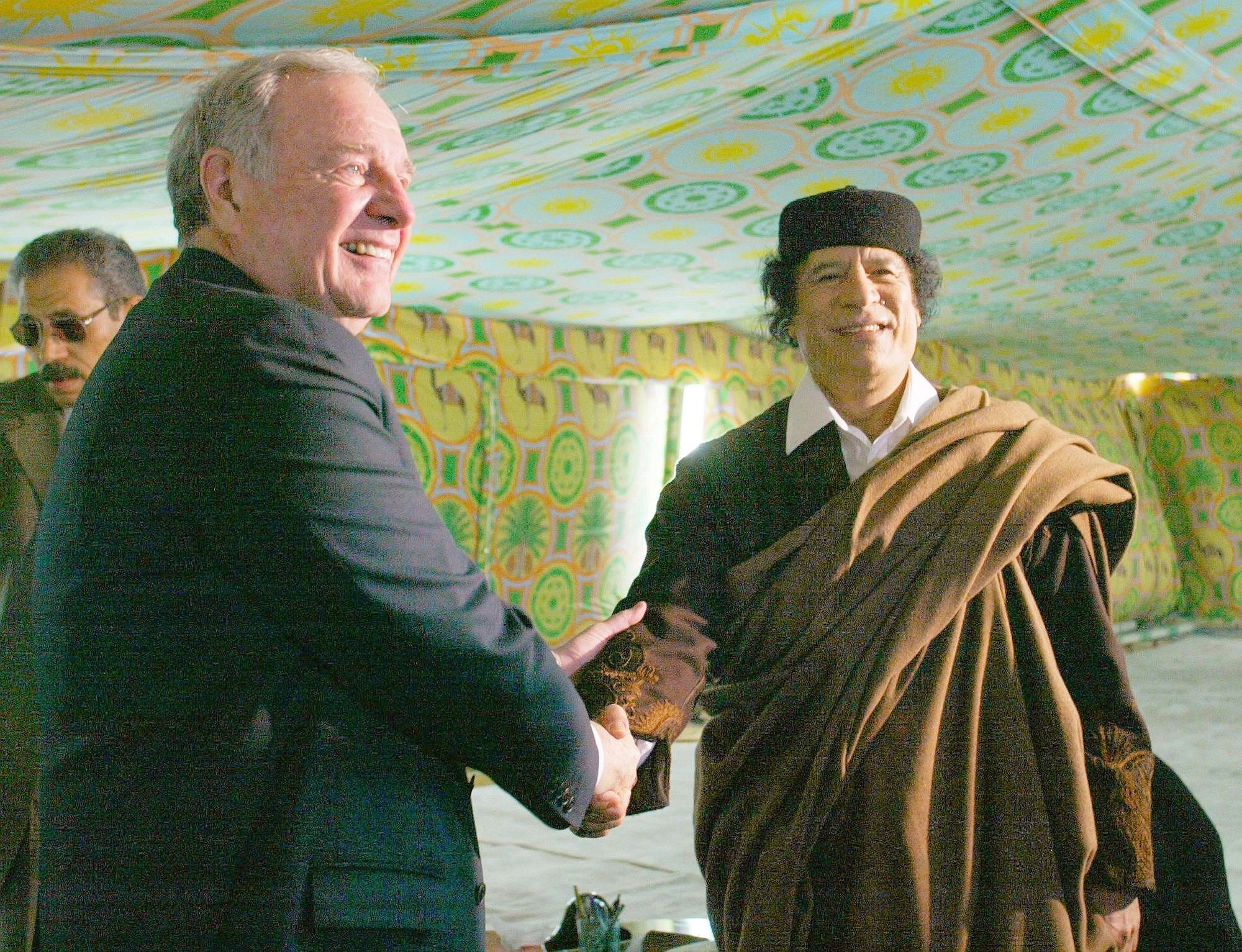 Händeschütteln mit den Staatsführern der Welt: Im Dezember 2004 trifft Gaddafi Kanadas Premierminister Paul Martin - in einem Beduinenzelt, wo sich Gaddafi gerne in Szene setzte.