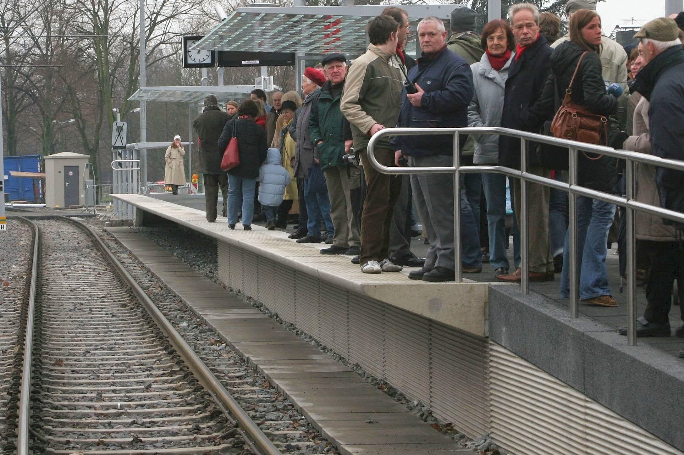 Beispiel 5: In Bielefeld soll ein Wohnviertel besser ans Nahverkehrsnetz angebunden werden - dafür soll ein neuer Hochbahnsteig (hier ein Bild aus Düsseldorf) gebaut werden. Verschwendung!, findet der Bund der Steuerzahler. Die Mehrheit der Bürger sei nämlich der Ansicht, dass das Viertel bereits gut genug angeschlossen ist.