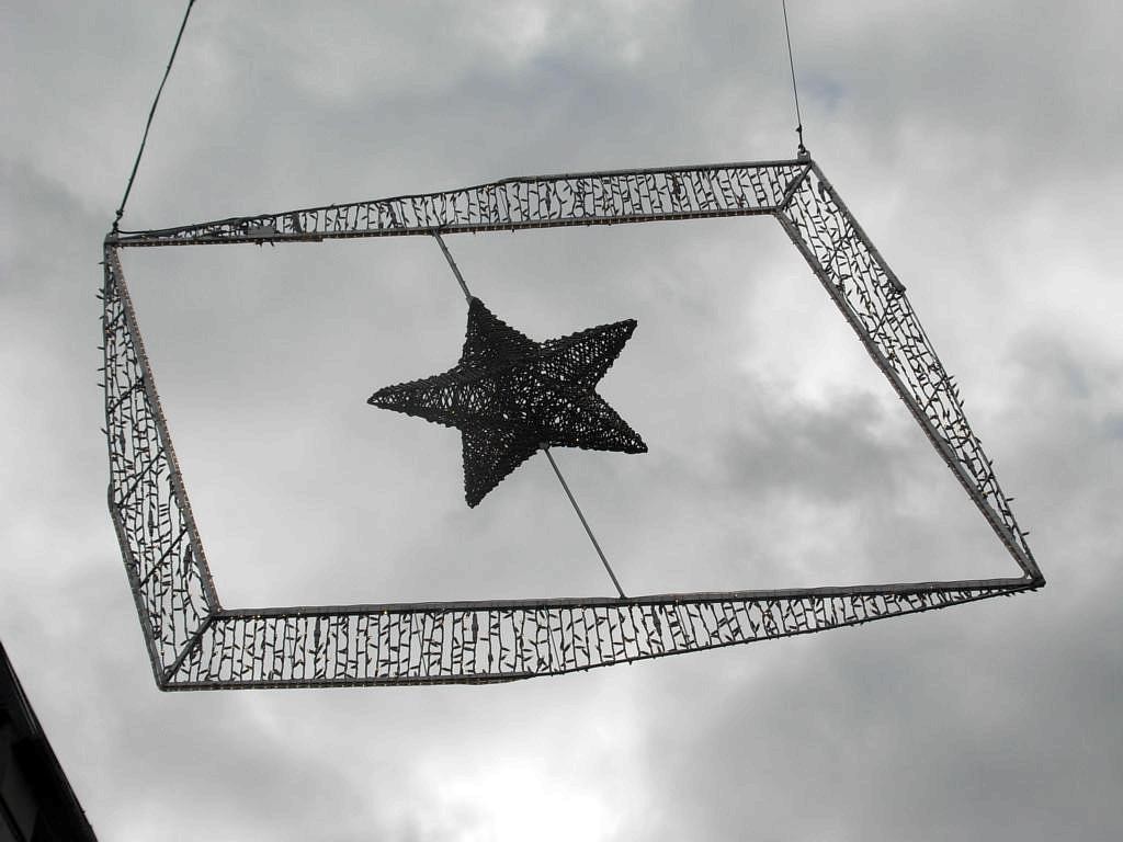 Auch dieser Stern soll die Passanten seit Wochen auf das Weihnachtsfest einstimmen.