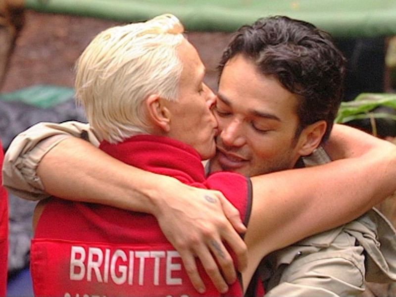 Daniel Lopes will das Camp verlassen. Er umarmt Brigitte Nielsen.
