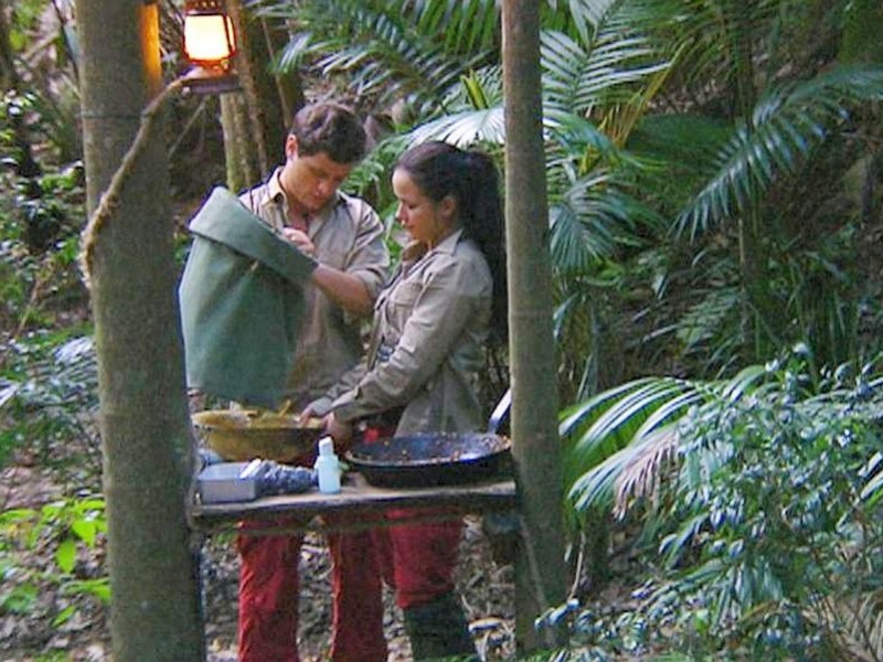 Es knistert in Dschungel Kim Debkowski und Rocco Stark kümmern sich um den Abwasch.
