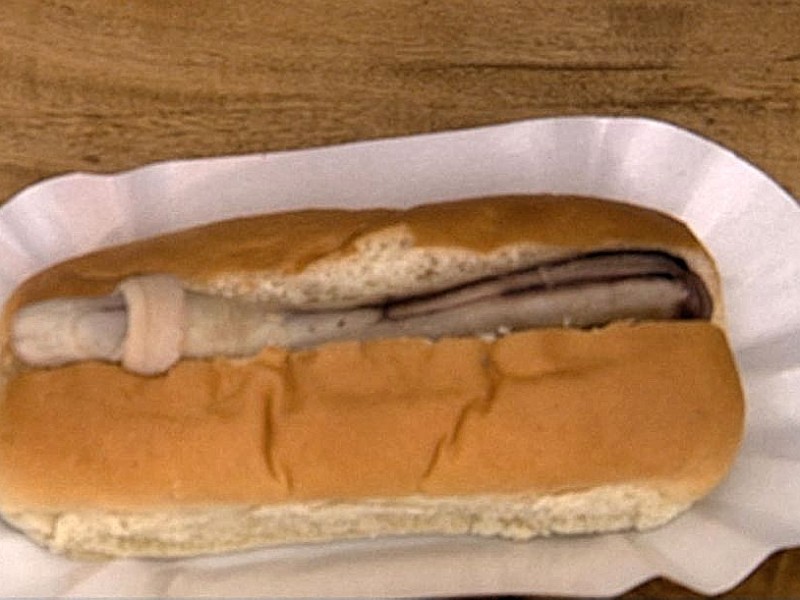 Der Hot Dog für Kim besteht aus Penis vom Buschhirsch.