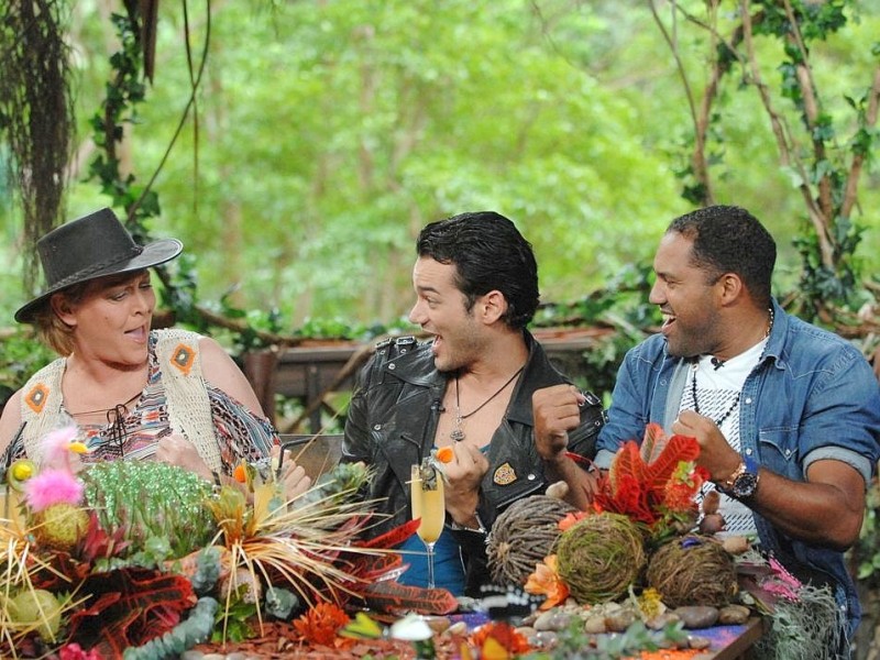 ...Ramona Leiß feiert mit Daniel Lopes und Ailton zur inoffiziellen Dschungel-Hymne Ai Se Eu Te Pego. Dschungelkönigin...