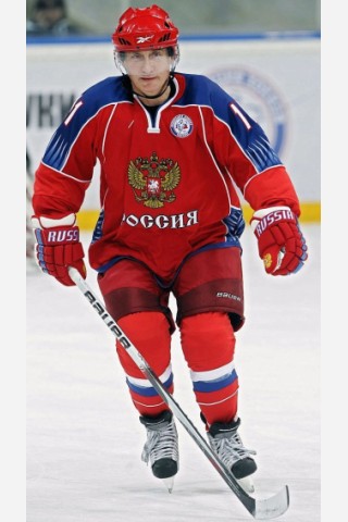 ...Spielern beim Finale des Turniers Golden Puck in Moskau. Und er trug die Nummer Elf. 2007 jagte Putin nicht dem Puk,...