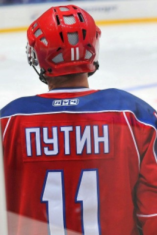 ...am Training der ehemaligen russischen Eishockey-Legenden teil. Putin hatte das rot-blaue Nationaltrikot mit der Nummer Elf. Und trainierte...