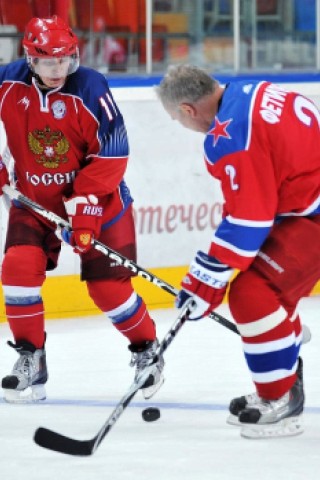 ...wie Vyacheslav Fetisov trugen bei dieser kleinen Show-Einlage auf dem Eis noch nicht mal einen Helm. Der Kopf...