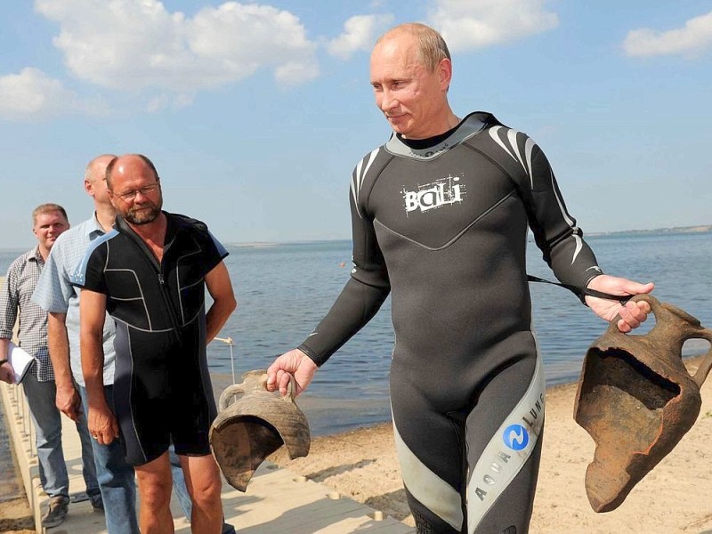...fand Putin beim Tauchen im Schwarzen Meer im Sommer 2010 diese beiden alten Amphoren in Taman Bay. Später gab ein Sprecher zu, dass die griechischen Urnen dort von Helfern platziert  worden seien. Putin musste sie nur noch mit an die Wasseroberfläche bringen..