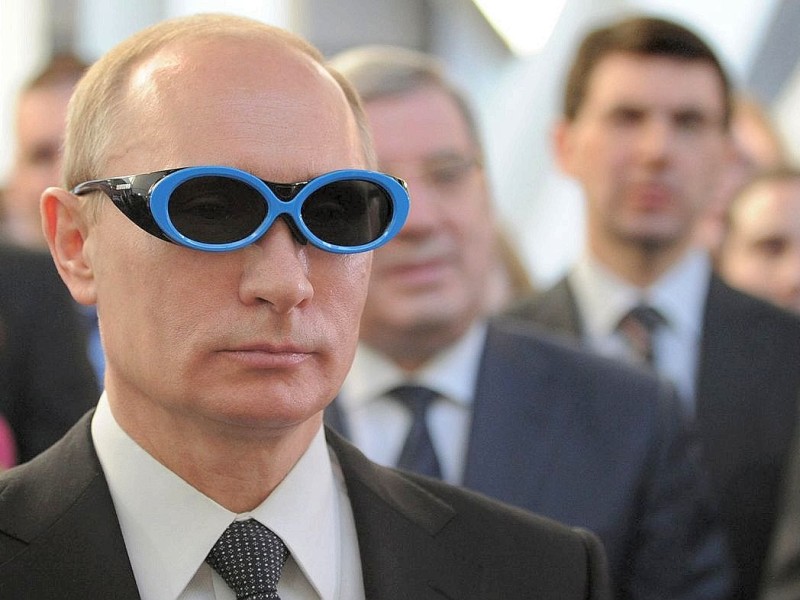 Russlands Premier Wladimir schlüpft gerne in verschiedene Rollen. Auf einer Technik-Ausstellung in Novosibirsk probiert er eine Brille aus. Ganz zufällig...