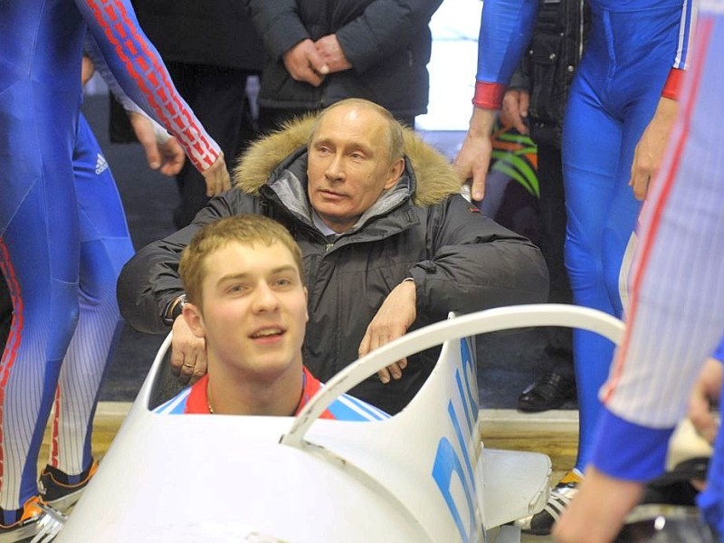 ...zeigt sich Wladimir Putin sportlich: Hier steigt er gerade aus einem Bob. Zuvor war...