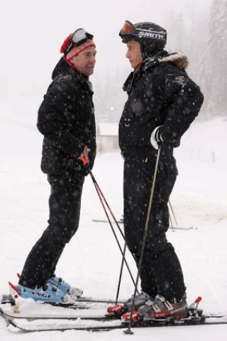 ...im Schnee, wie hier mit Dmitry Medvedev, steht Wladimir Putin  seinen Mann. Es heißt er habe sich über die jahre eine Art Supermann-Image aufgebaut. Und auch auf den sieben...