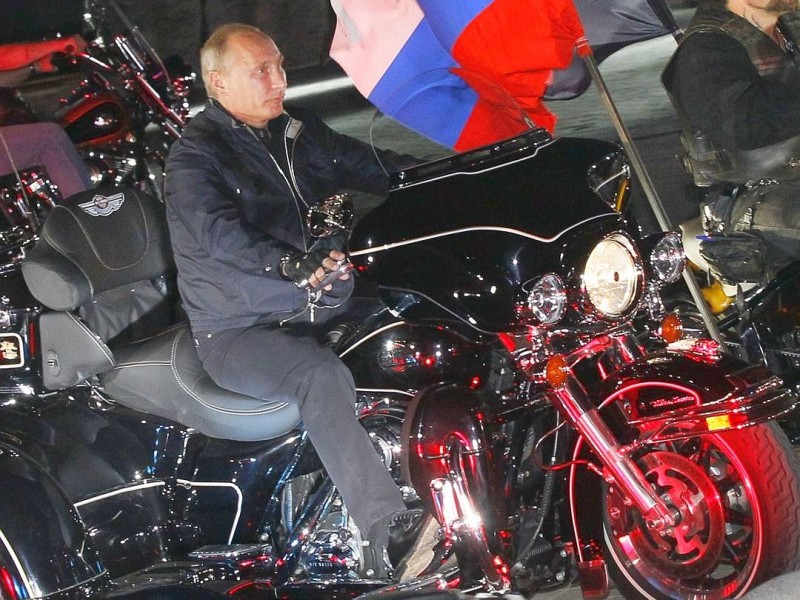...Zweiräder kann Wladimir problemlos und helmlos fahren. Im August 2011 auf einer schwarzen Harley Davidson. UIm Wahlkampf 2012...