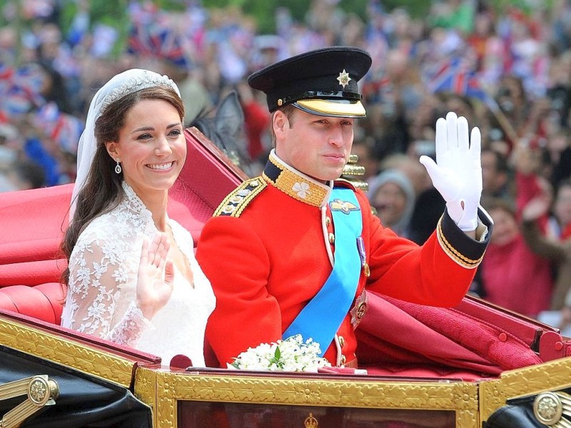 ... gaben sich Kate Middleton und Prinz William das Ja-Wort. Gespannt hatten Fans im Vorfeld wochenlang über das Kleid spekuliert. Kate trug eine Robe ...