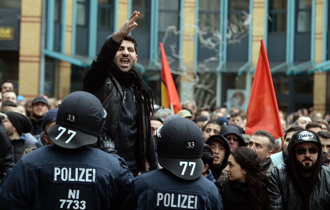 Polizisten versuchen, eine Kundgebung von Salafisten zu sichern.
Foto: Volker Hartmann/FUNKE Foto Services  