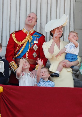 Bezaubernde Familie: Herzogin Kate hat den kleinen Prinzen Louis auf dem Arm. Ihm hat sie ein Outfit angezogen, das bereits Lady Di in den 80ern für Prinz William ausgewäghlt hatte. Glasklare Botschaft: ICH bin die wahre Nachfolgerin der Königin der Herzen.