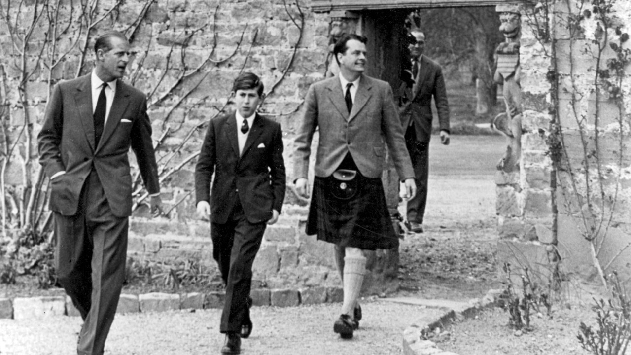 Prinz Philip (l.) und sein Sohn Charles (m.) auf dem Gelände des Internats Gordonstoun im Mai 1962.